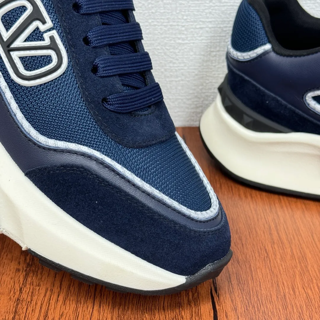 [Valentino] Top P: 820💰 Size: 39-44 leather shoe size (can be customized 38.45 cannot be returned or exchanged) VALENTION/Valentino FREEDOTS series new spring and summer men's sports shoes Lightweight and breathable casual thick-soled men's shoes Classic contrasting splicing design Suede cowhide stitching nappa calfskin + breathable technical mesh material Hot glue brand pattern badge logo details Delicate calfskin feet Lightweight mesh lining, ultra-light TPU foam rubber outsole, sports version, thick-soled style design, easy and versatile, multiple colors available, able to meet various matching needs, complete package! Item number: HL6688 blue